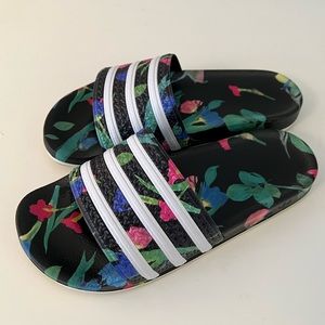 Adidas Slides - Adilette Floral Print 🌺🌴 - size 8 (fit like a 9)